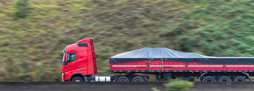 Produkcja plandek krok po kroku – co warto wiedzieć o materiałach, trwałości i normach jakości