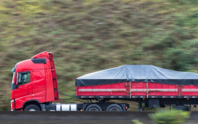 Produkcja plandek krok po kroku – co warto wiedzieć o materiałach, trwałości i normach jakości