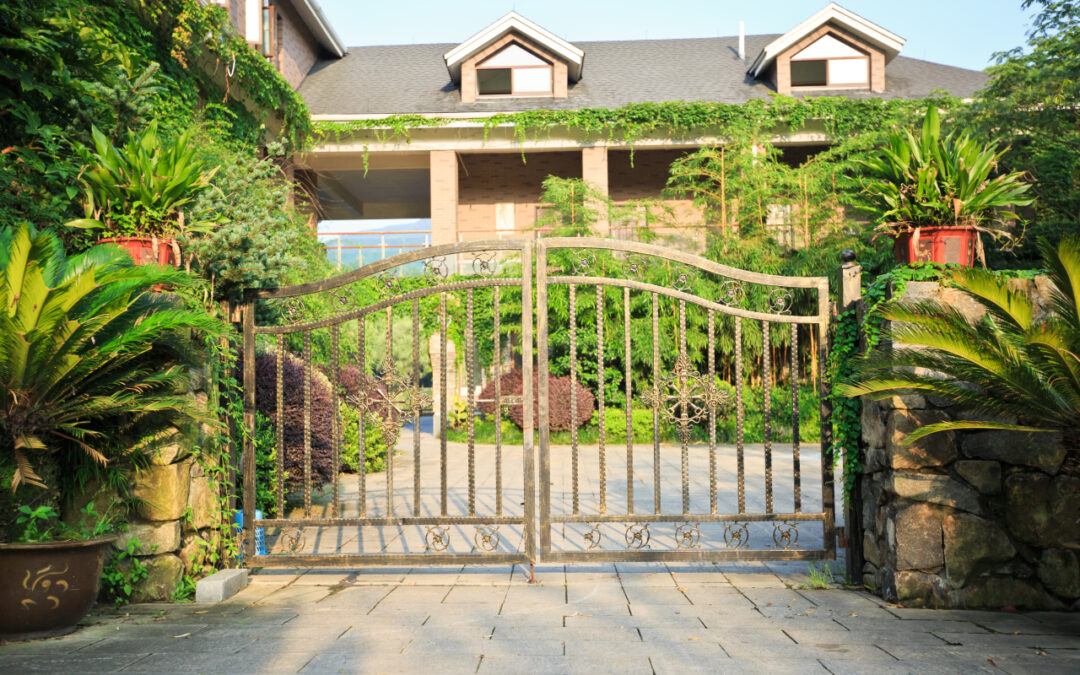 Bezpieczny wjazd na posesję: jak dopasować bramę do ruchliwej ulicy i specyfiki terenu?