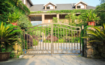 Bezpieczny wjazd na posesję: jak dopasować bramę do ruchliwej ulicy i specyfiki terenu?