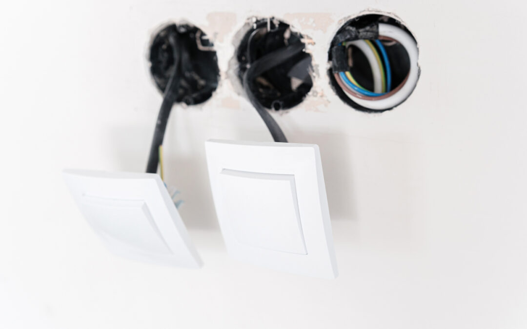 Montaż gniazdek i puszek elektrycznych: czego pilnować, żeby nie było „krzywo i byle jak”