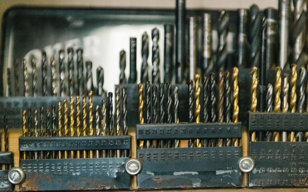 Dlaczego wiertło „piszczy” i pali materiał: najczęstsze błędy przy wierceniu w metalu