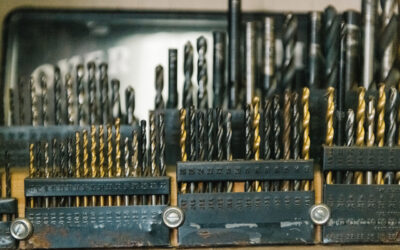 Dlaczego wiertło „piszczy” i pali materiał: najczęstsze błędy przy wierceniu w metalu