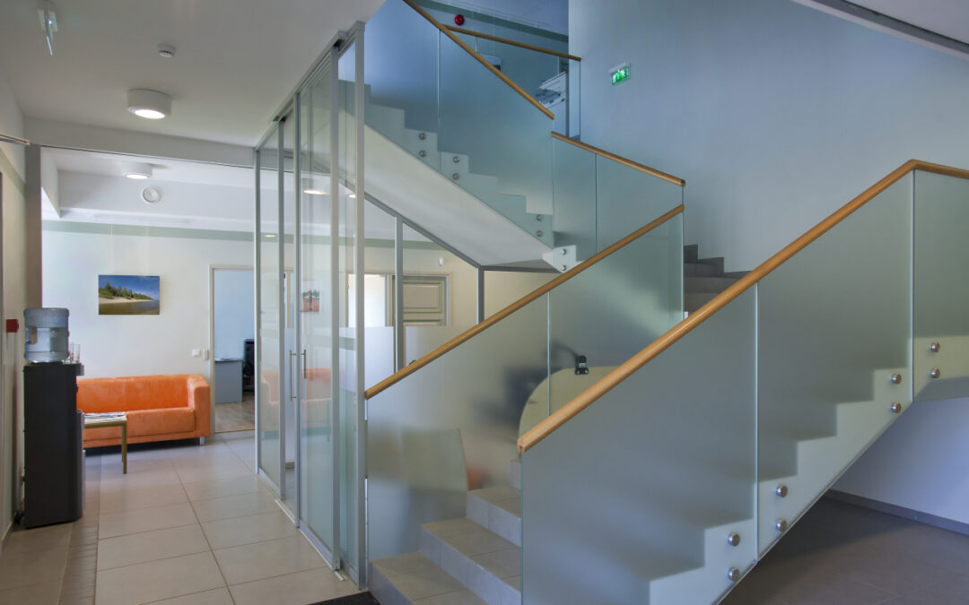 Balustrady szklane – modny trend czy praktyczne rozwiązanie na lata?