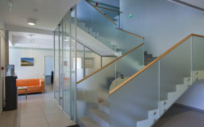 Balustrady szklane – modny trend czy praktyczne rozwiązanie na lata?