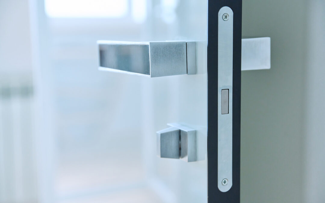 Jak dobrać osprzęt do drzwi, żeby działał niezawodnie przez lata?